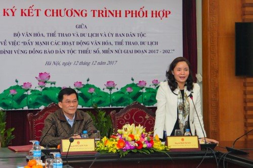  Thứ trưởng Bộ VHTTDL Trịnh Thị Thủy (phải) phát biểu tại lễ ký kết